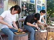 作品展にあわせて行われた、鎚起銅器の製作体験