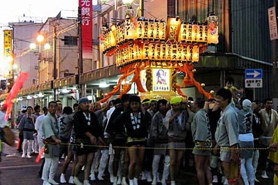 三条市の目抜き通りを威勢のいいかけ声とともに進む三条夏みこし