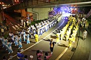 大通りに延々と続く踊りの輪