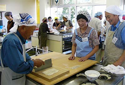 23日開かれた三条市栄公民館主催「大人の学校パス」の初日、「おいしい“そば”づくりに挑戦」