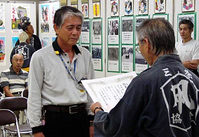 14日行われた第24回越後三条凧合戦写真コンテストの表彰式で表彰を受ける推薦の石橋さん