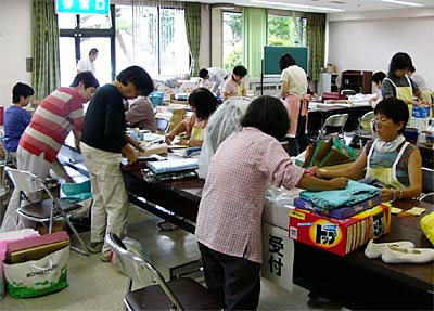 7日、三条市中央公民館で行われた贈答品交換即売会の委託品の受け付け