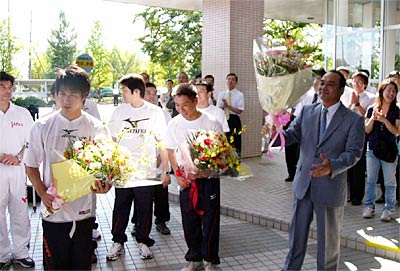 8日、強化合宿のために加茂市を訪れ、市役所で職員の歓迎を受ける男子体操の全日本チーム、いちばん右が塚原総監督