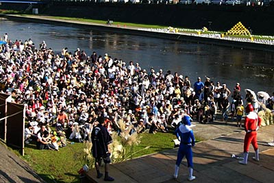 9日、加茂市・加茂川河川敷で行われた「キーチ君の夢空間in加茂川2006～小京都十五夜ものがたり」のカモレンジャーショー