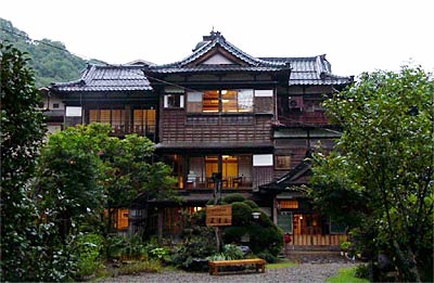 13日放送のテレビドラマ「カクレカラクリ」のロケが行われた三条市・嵐渓荘