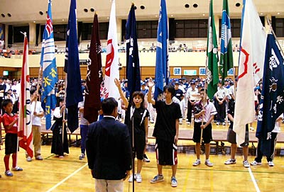 2日行われた第2回市民総合体育祭総合開会式で選手宣誓する岩野さん親子