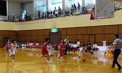 23日開かれた第5回三条嵐南交流大会RANNANCUP、白のユニホームは三条嵐南ミニバススポーツ少年団女子