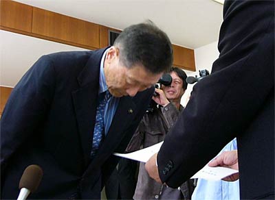 退職申出を村上議長に提出する高橋市長