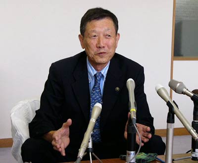 辞職で記者会見する高橋三条市長