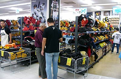 30日、パルム1の2階にオープンしたスポーツカムイ三条店