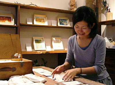 10月7日まで、うつわや風花で開かれいてる「little library こじまさとみ展」にあわせて来店した作者のこじまさん。