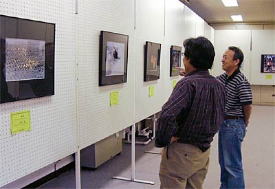 25日まで市民ギャラリーつばめで開かれている「集団モノクロ」写真展
