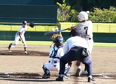 23、24の2日間、開かれた三条市スポーツ少年団第2回秋季少年野球大会の決勝、中央ペガサスの攻撃