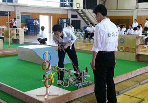 3日、新潟県央工高を会場に開かれた平成18年度新潟県高等学校アイデアロボット三条大会