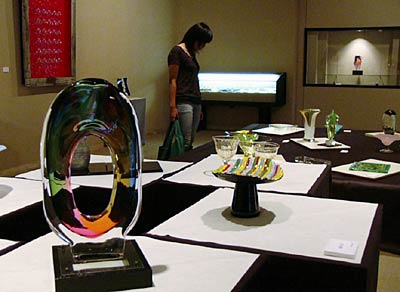 18日まで燕市産業史料館で開かれている照井康一・照井清子ガラス展