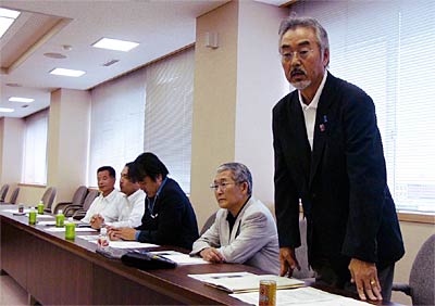 12日開かれた三条商工会議所サービス部会の報道関係者説明会であいさつする梨木同部会代表