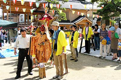 18日、八幡宮境内で行われた第6回良寛さまと、あ・そ・ぼ祭