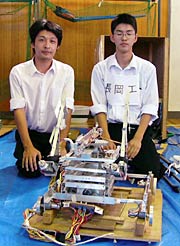 優勝した愛機「NAVI104α」を前に長岡工高の平沢君(左)と米沢君(右)。