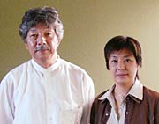 吹きガラスを展示している照井夫妻