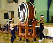 鼓童による大太鼓の演奏