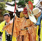 面と、とりかぶとをつけた本格的なてんぐ