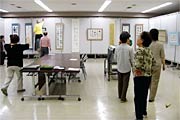 展示作業を行う会員