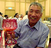 カップを手に優勝した田中さん