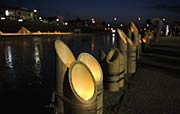 河川敷に3,000個の灯ろうを並べた灯ろうアート