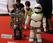 宇多田ヒカルのプロモーションビデオに登場した人型2足歩行ロボット「PINO」
