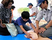 子どもたちも心肺蘇生法に挑戦