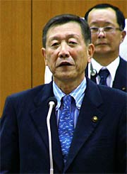 退職申出提出後、定例会であいさつする高橋市長
