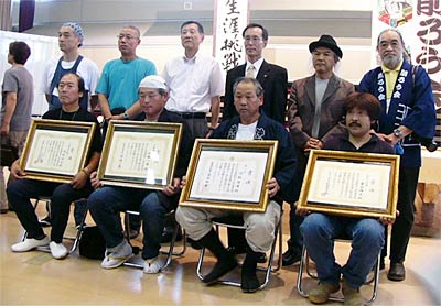 第19回全国削ろう会三条大会の薄削り大会の入賞者、前列左から三条大会賞（4位)の初野さん、三条市長賞（2位）の工藤さん、県知事賞（1位）の沖野さん、削ろう会賞（3位）の豊田さん