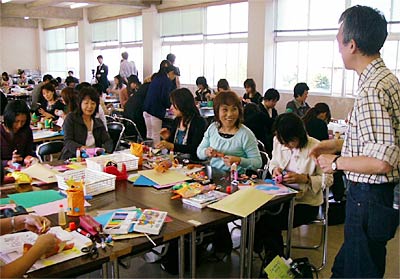 3日、新潟中央短大で開かれた第26回保育研究会の実技指導
