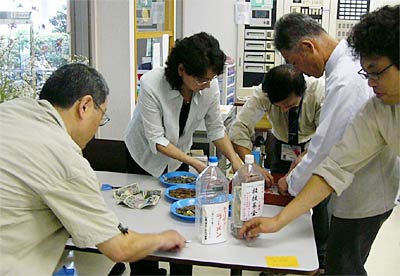 三条市社会福祉協議会に善意を持参し、同協議会職員と一緒に勘定する三条っ子らーめん10店会会員