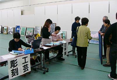 8日行われた第2回三条市美術展の搬入受け付け