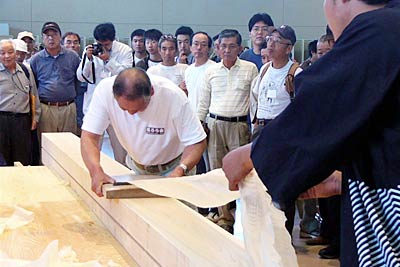 9月30日、10月1日の2日間、開かれた第19回全国削ろう会三条大会の尺鉋（しゃくかんな）の実演