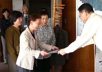 手前の左から「げんき訪問隊」の水野さん、田中さん、関根さん、高橋市長