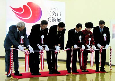 14日行われた第2回三条市美術展の開場式のテープカット、左から宇賀治徹男市展運営委員会委員長、高坂登志郎市議、高橋一夫市長、村上幸一市議会議長、審査員の関登美恵さん、梨本清一教育委員長