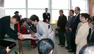 14日行われた第2回三条市美術展の表彰式