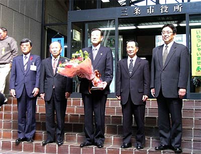 玄関前で記念撮影、左から松永教育長、佐藤助役、高橋市長、村上議長、関口収入役