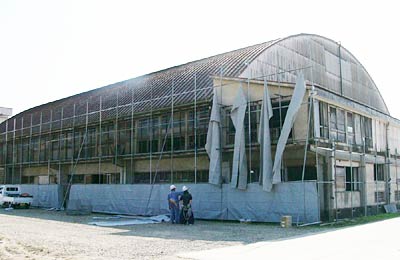 解体作業に伴う準備の足場組みが始まった一ノ木戸小第二体育館