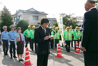19日に小池小前で行われた通学路の安全パトロールの出発式