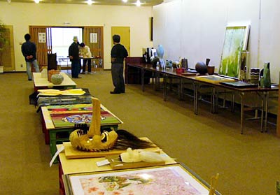 20日、燕市吉田産業会館で行われた第1回燕市美術展覧会の作品搬入
