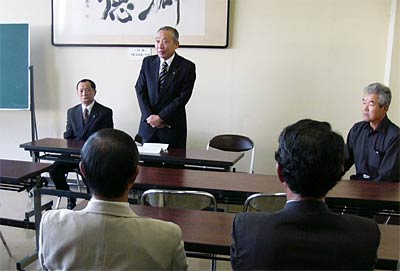 21日開かれた市議会議員有志の会合で三条市長選立候補を表明した山井氏