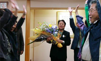 万歳して返り咲きを祝う斉藤紀美江氏の後援会事務所