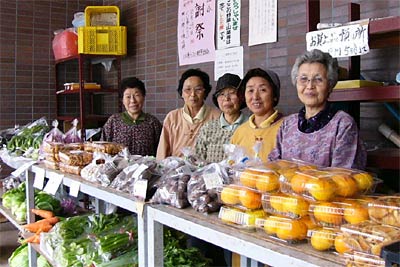 いい湯らてい野菜組合が開設する直売所で自分で生産した野菜を売る組合員