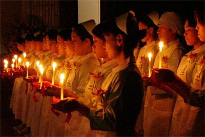 三条市医師会准看護学院の第43期生戴帽式でキャンドルを手に「ナイチンゲール誓詞」を唱和