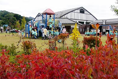 25日、いい湯らていの庭で遊ぶみどり保育園園児