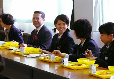 県立燕中等教育学校の生徒と席を並べて昼食を食べるマダガスカル共和国のジョスラン・ベルタン・ラディフェラ駐日特命全権大使