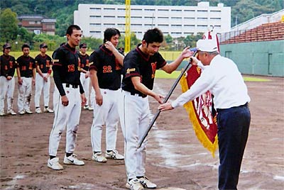 1日行われた三条野球連盟体育祭大会で坂井会長から優勝旗を受けるAクラス優勝の共和工業(株)